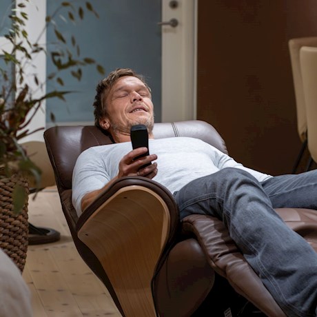 /fi-fi/-/media/stresslesssite/magasin/recharge-your-mind/tomasrelaxing.jpg?cx=0&cy=0&cw=460&ch=460&hash=0C8B4BBDBDB8A8C514DDFDC88A1B4A68