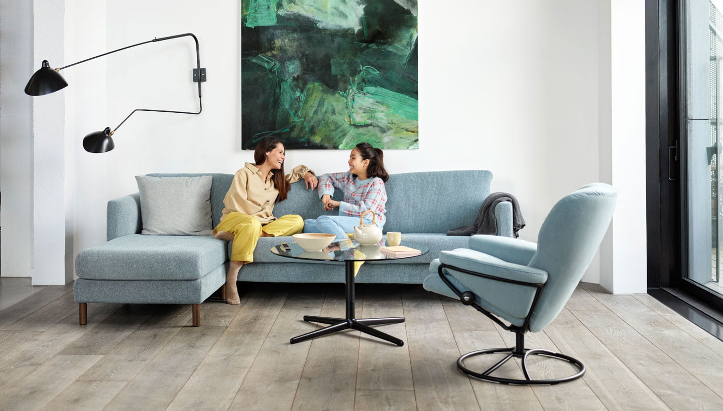 Kaksi naista Stressless® Copenhagen sohvalla