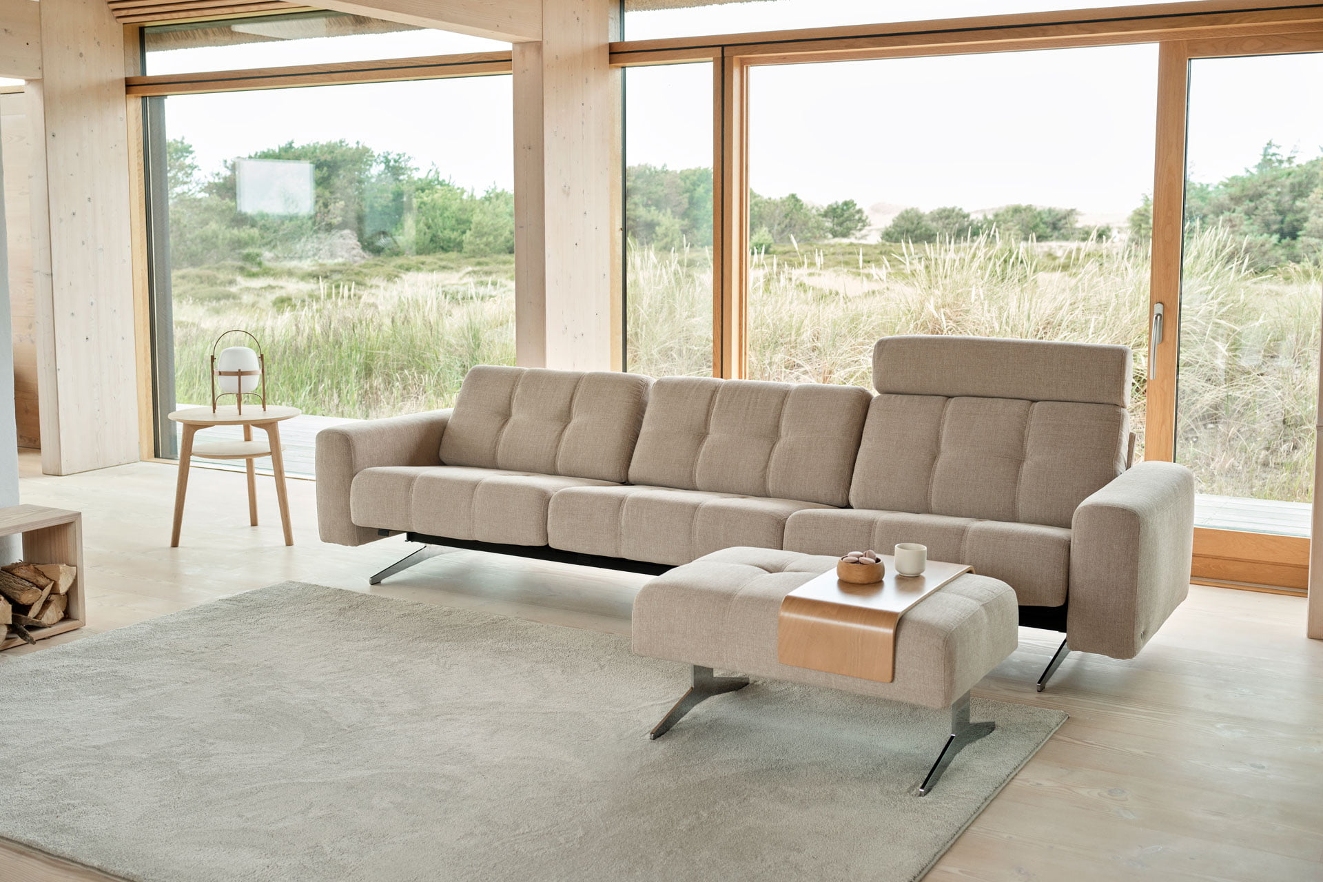 Kaksi naista Stressless® Copenhagen sohvalla