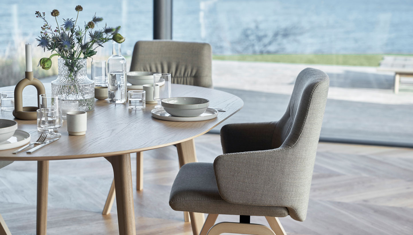 Stressless Dining Bordeaux table and Mint chair
