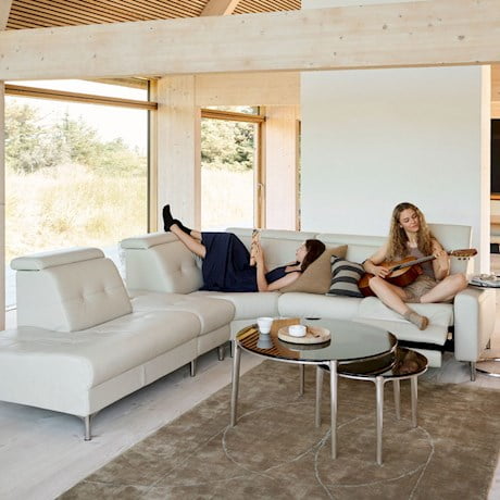 /fr-ca/-/media/stresslesssite/products/sofas/anna/anna_girls960x960.jpg?cx=0.63&cy=0.32&cw=460&ch=460&hash=481C7A3B688763EF515DDD663F294E7E