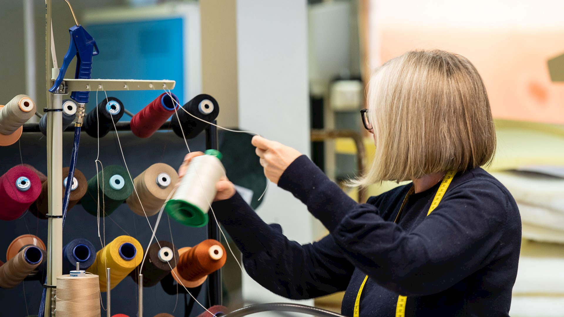 /fr-fr/-/media/stresslesssite/magasin/how-stressless-makes-furniture-that-lasts/sowing_1920x1280.jpg?cx=0&cy=0&cw=1920&ch=1080&hash=649D632A83CBB65EB2762756F0D46B0D