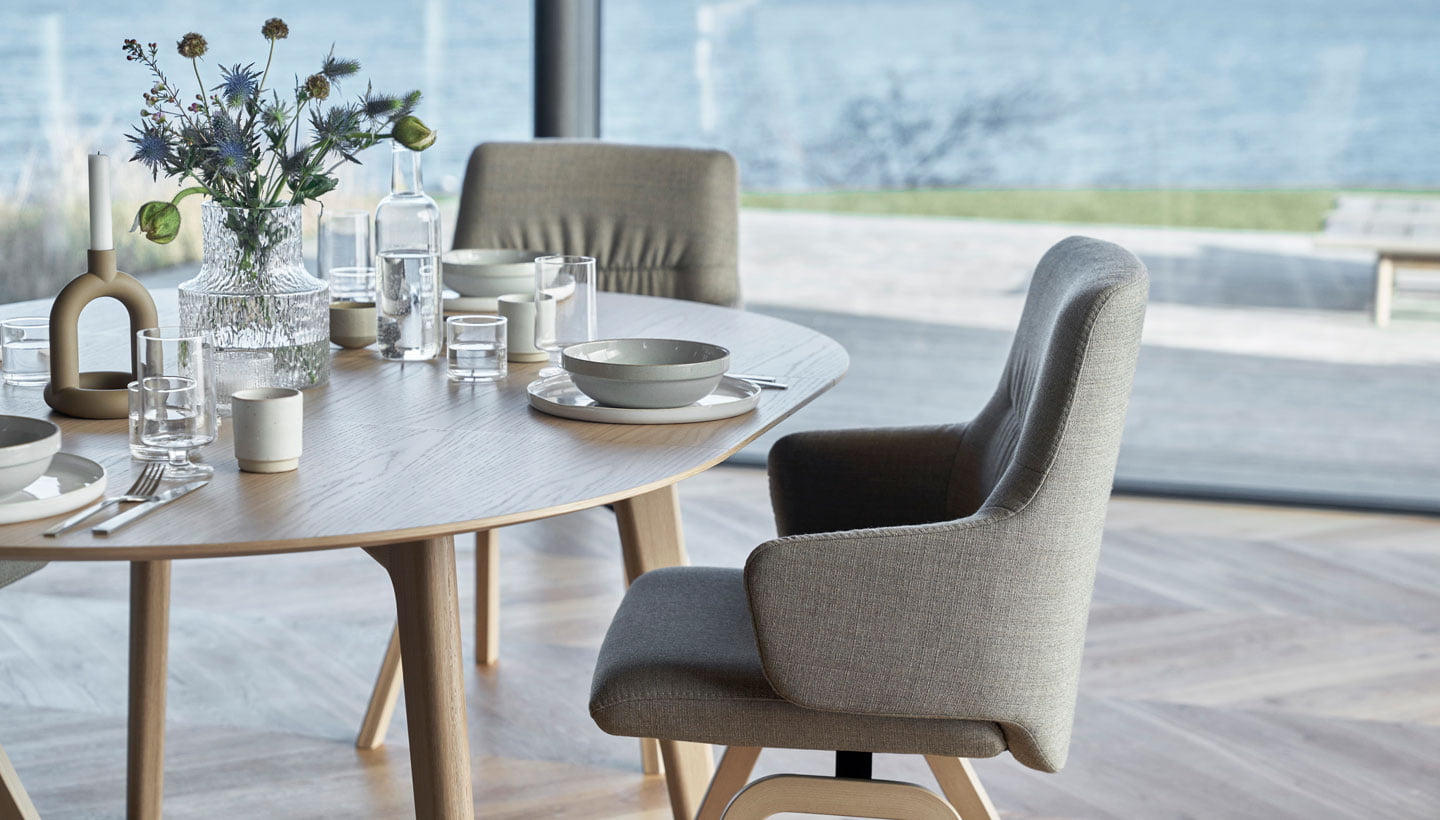 Stressless Dining Bordeaux table and Mint chair