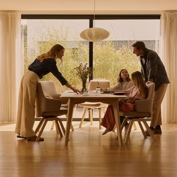 Family aroun Stressless dining set