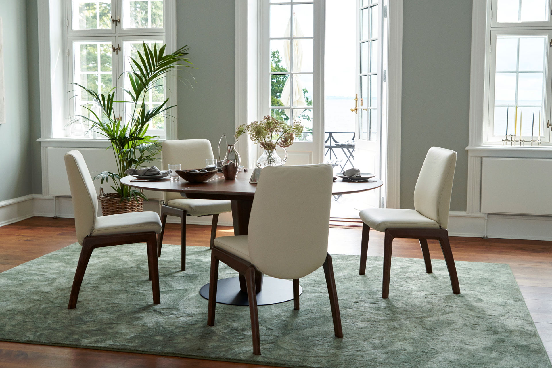 Stressless Laurel dining chairs and Bordeaux table