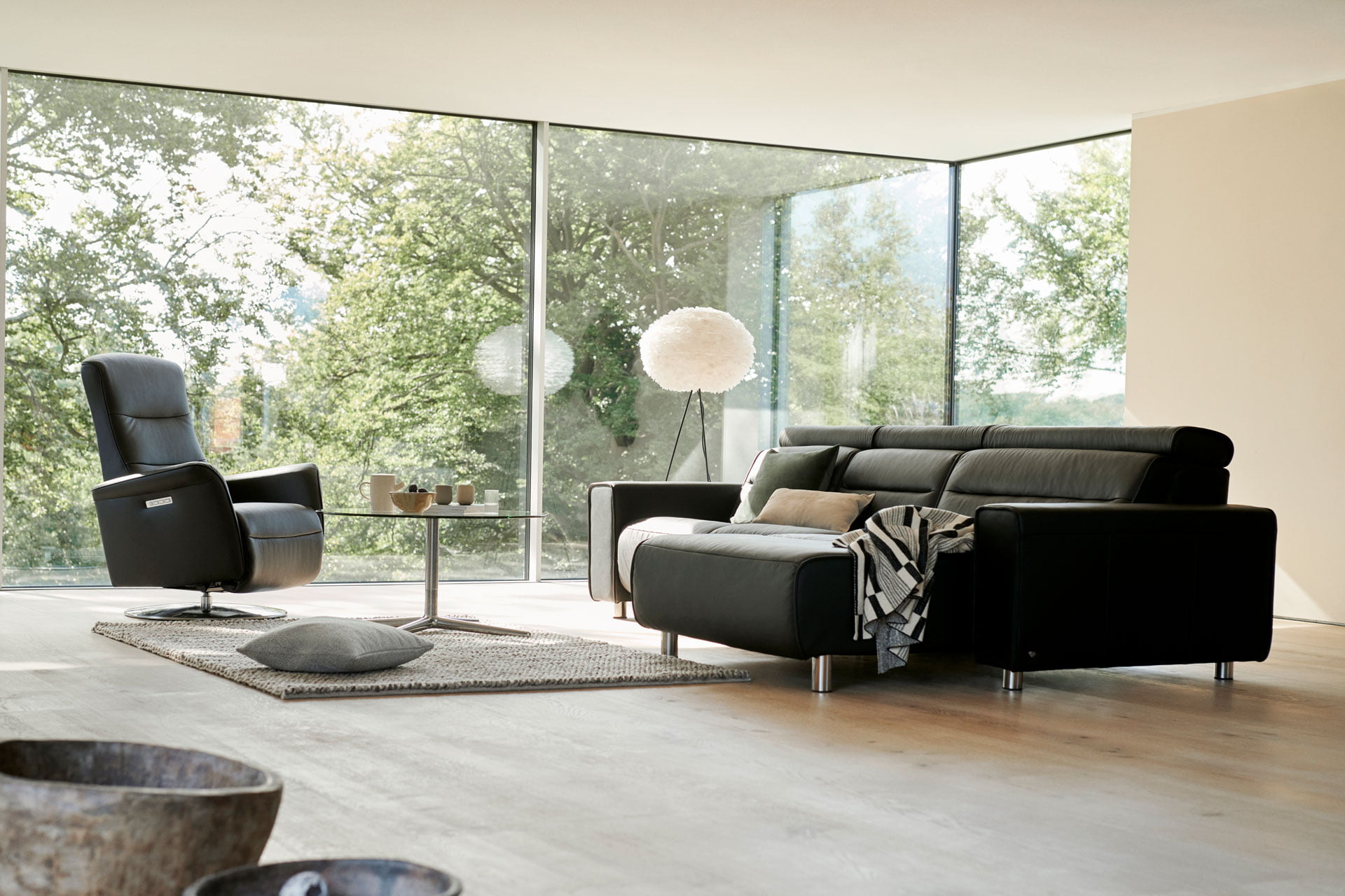 Stressless® Mike recliner, Emily sofa and Urban table