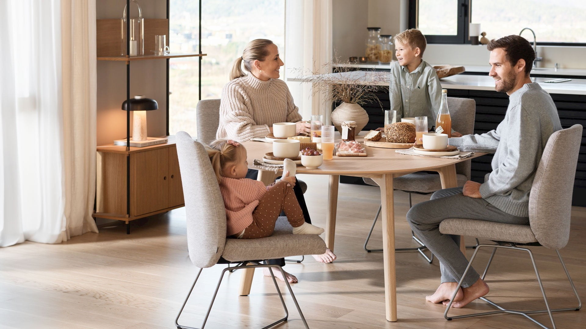 /global/-/media/stresslesssite/products/dining/basil/basillowd301satinsilvermirage_family1920x1280.jpg?cx=0&cy=0&cw=1920&ch=1080&hash=E610EA666E50743C11598F58E5909036