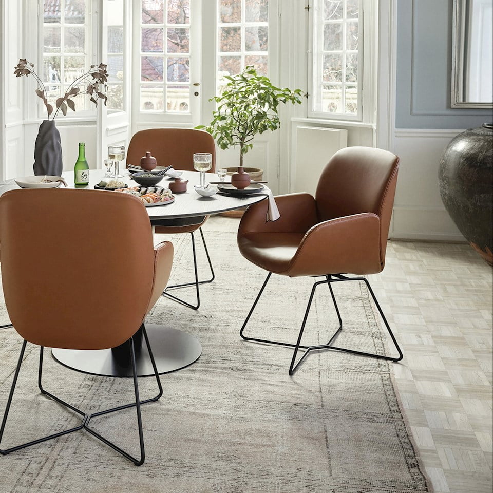 Stressless® Bay dining chairs in leather with a round center table