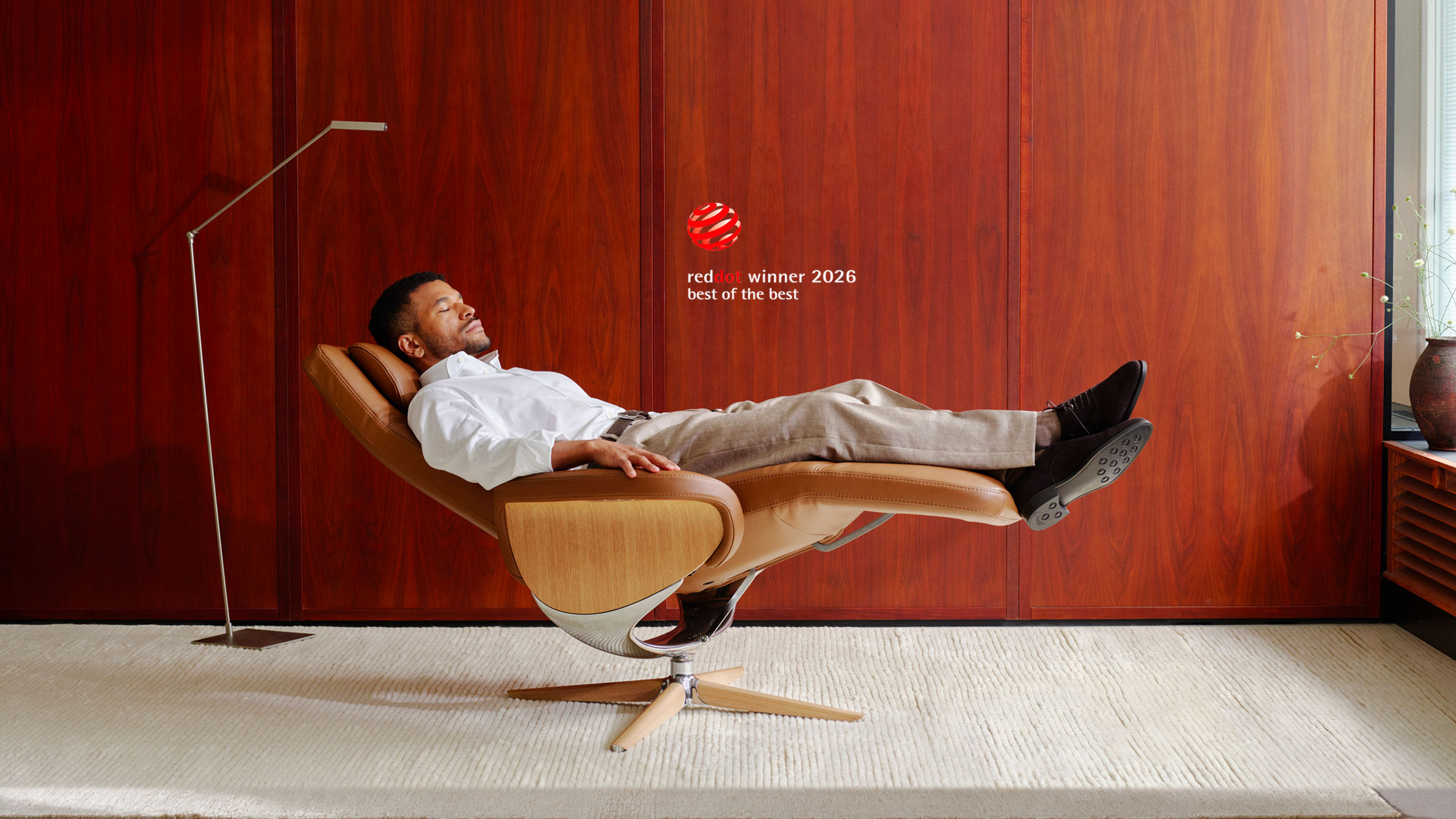 /global/-/media/stresslesssite/products/recliners/helsinki/helsinki_velaro_darkcaramel_man_1920x1080.jpg?cx=0.43&cy=0.5&cw=1920&ch=1080&hash=89CF996F78C0548FD1A515197692B55E