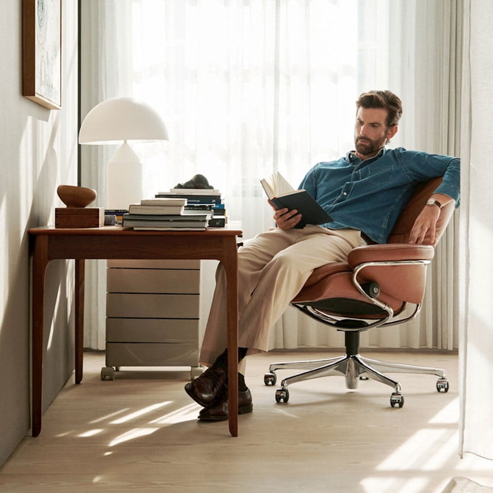 Man sitting in Rome Home Office recliner