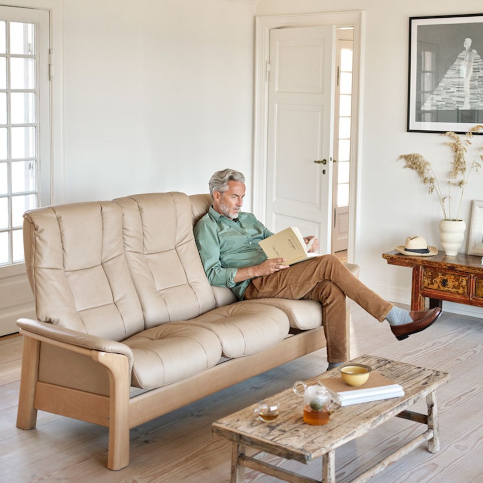 Man reading in Stressless Windsor sofa