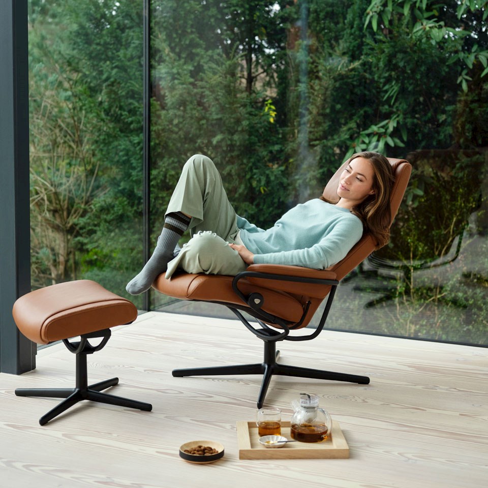 Woman in Stressless Paris with Cross base in Paloma Copper