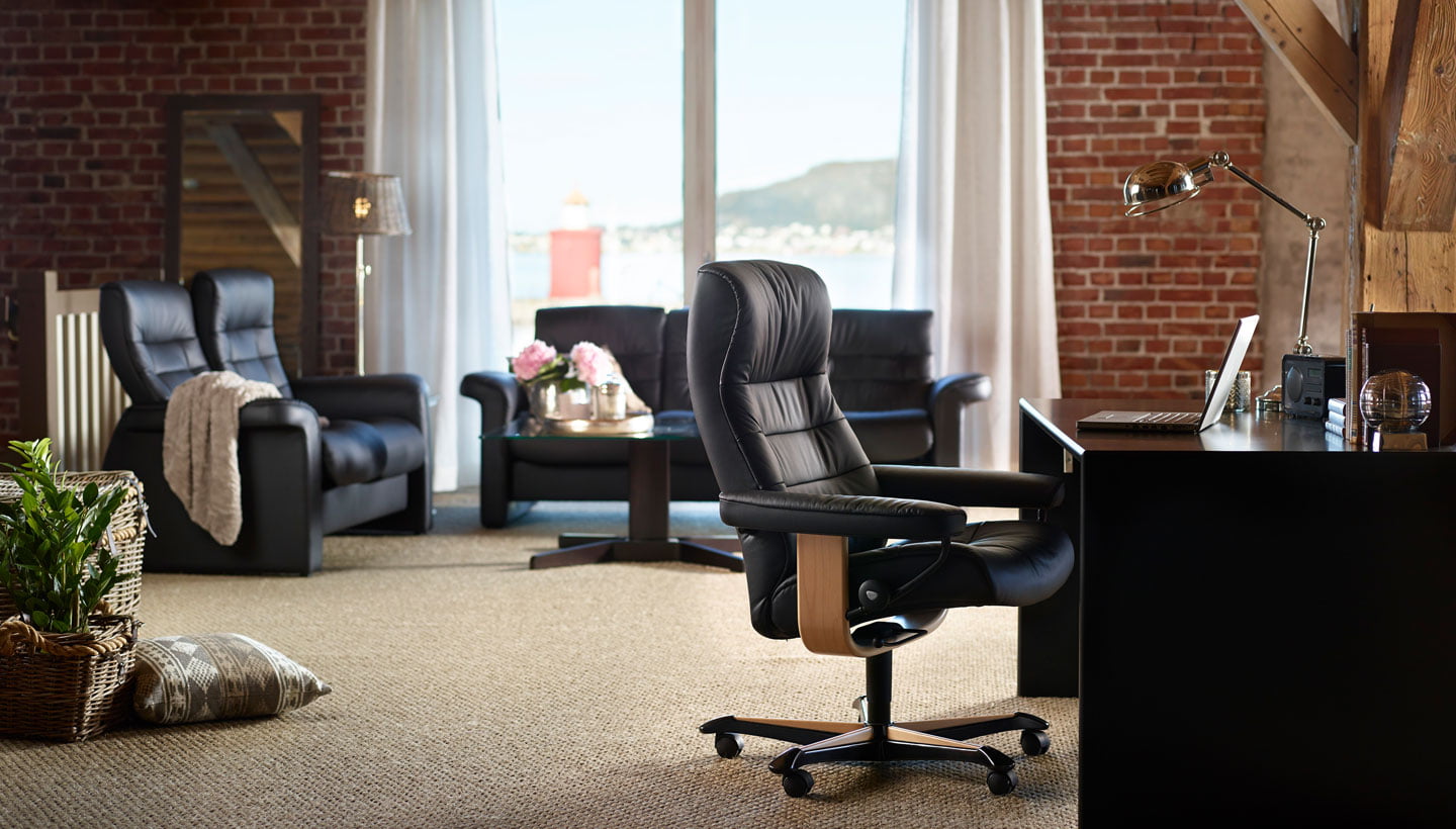 Sedia per l'home office Stressless Opal e divano Sapphire