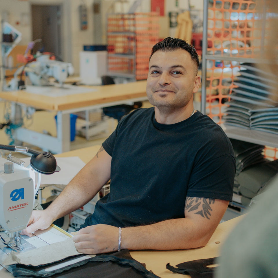 /it-it/-/media/stresslesssite/magasin/unity-by-diversity-and-inclusion/portrait_man_sewing_960x960.jpg?cx=0&cy=0&cw=912&ch=912&hash=828E53987E0C3AEC7B92125D676E1DC6