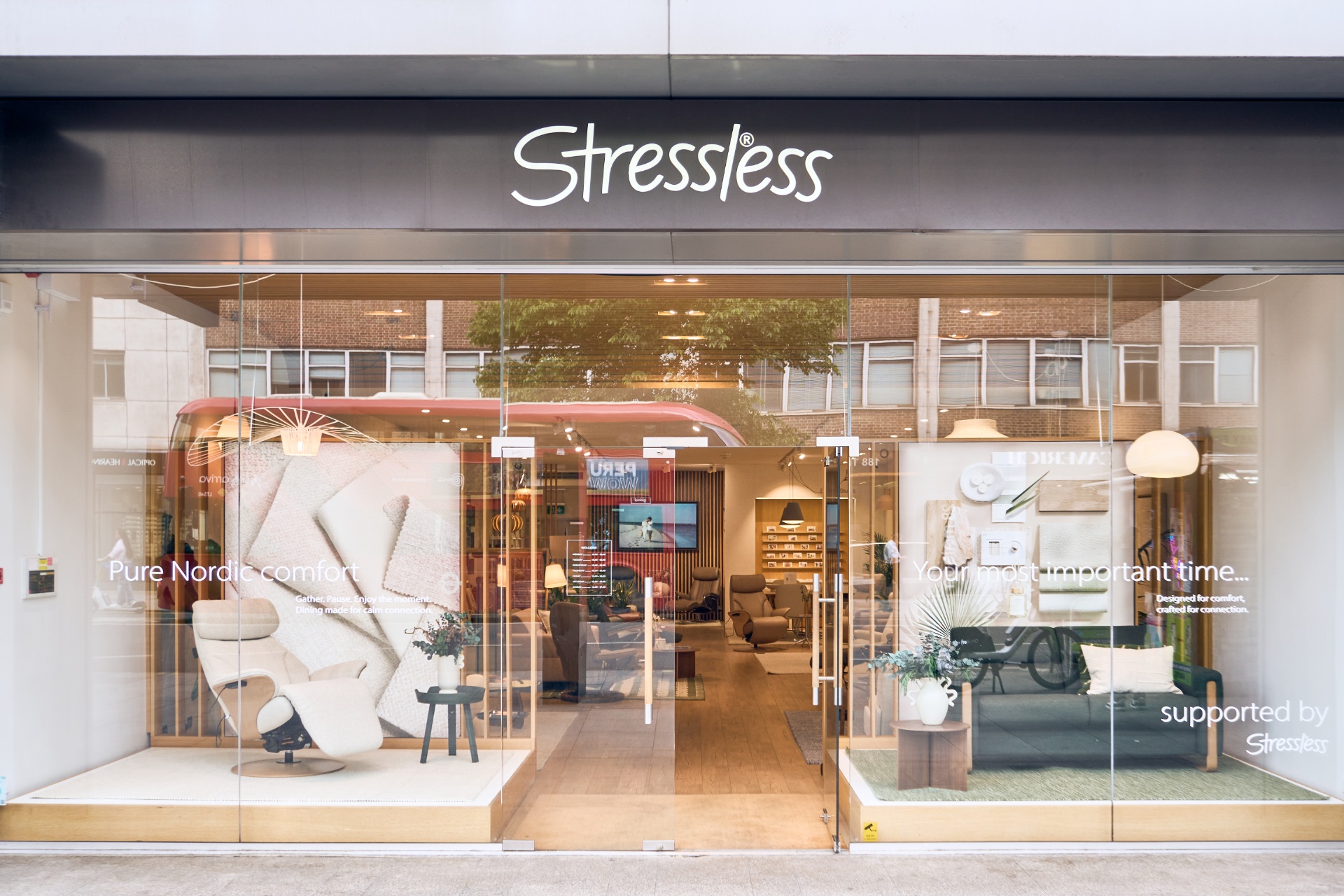 /ja-jp/-/media/stresslesssite/brandstore/london/brandstorefront26_dsc00178_1920x1280.jpg?cx=0.5&cy=0.52&cw=1920&ch=1080&hash=28C8BB27A30B385341F751735A52E931