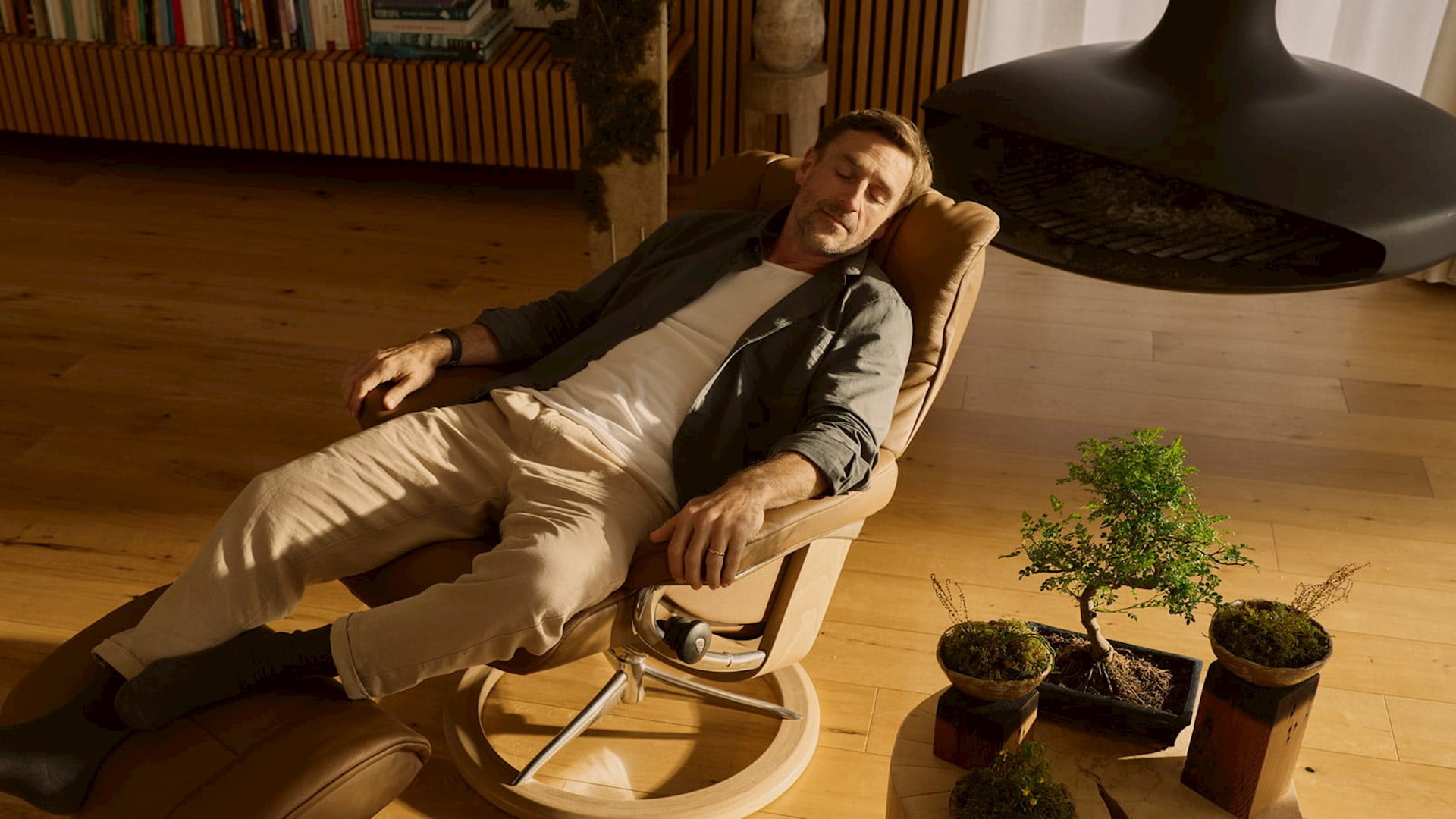 /ja-jp/-/media/stresslesssite/frontpage/common/goldenmoments/category_recliner_1920x900.jpg?cx=0.58&cy=0.39&cw=1920&ch=1080&hash=BAD3A1FD6021F4213D537C8C9996841B