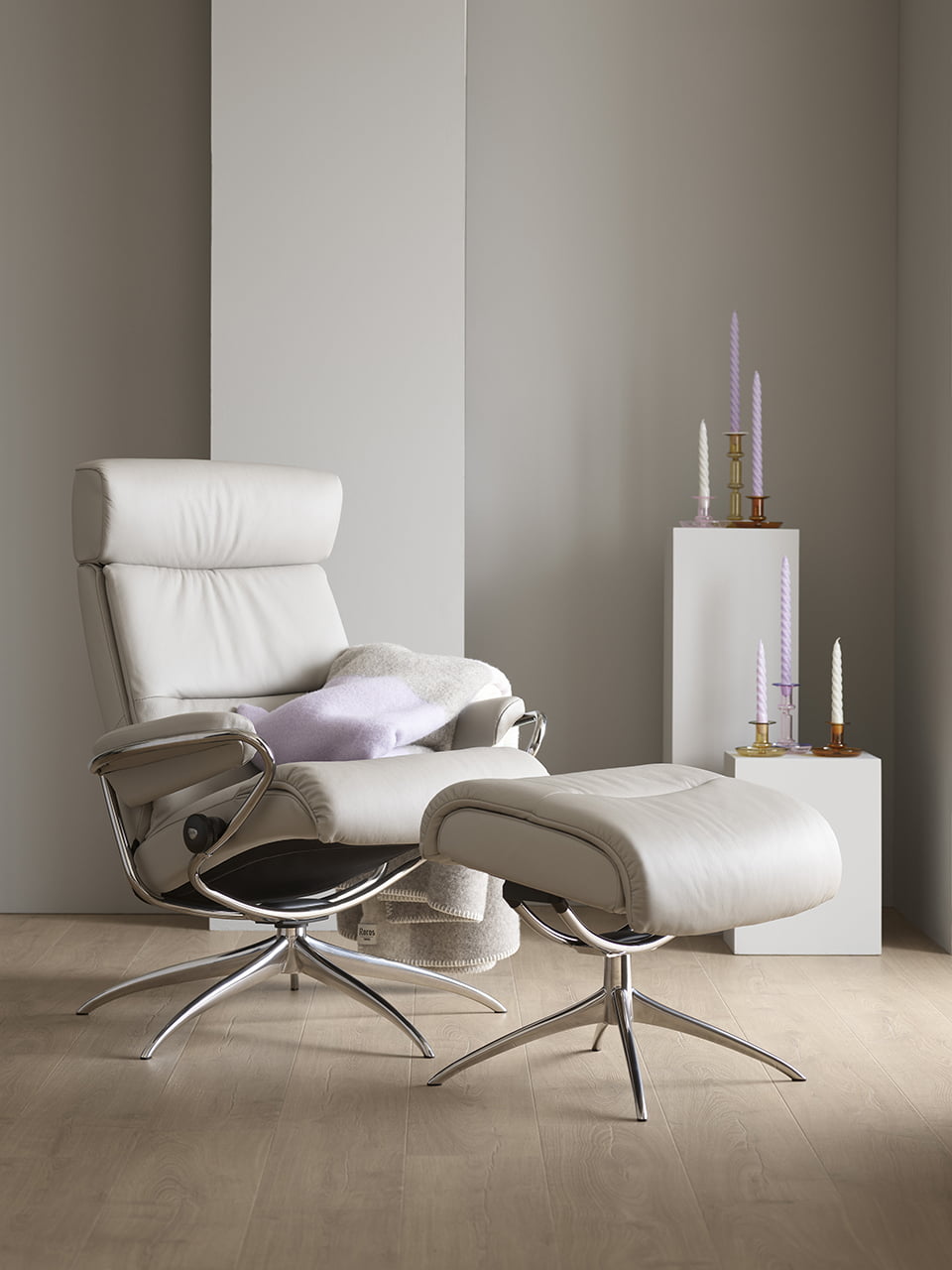 /ja-jp/-/media/stresslesssite/magasin/colourstrends/colours/tokyoplatinumgrey_960x1280.jpg?cx=0&cy=0&cw=912&ch=912&hash=EC25C6100E105C4AF2D1360CC363515E