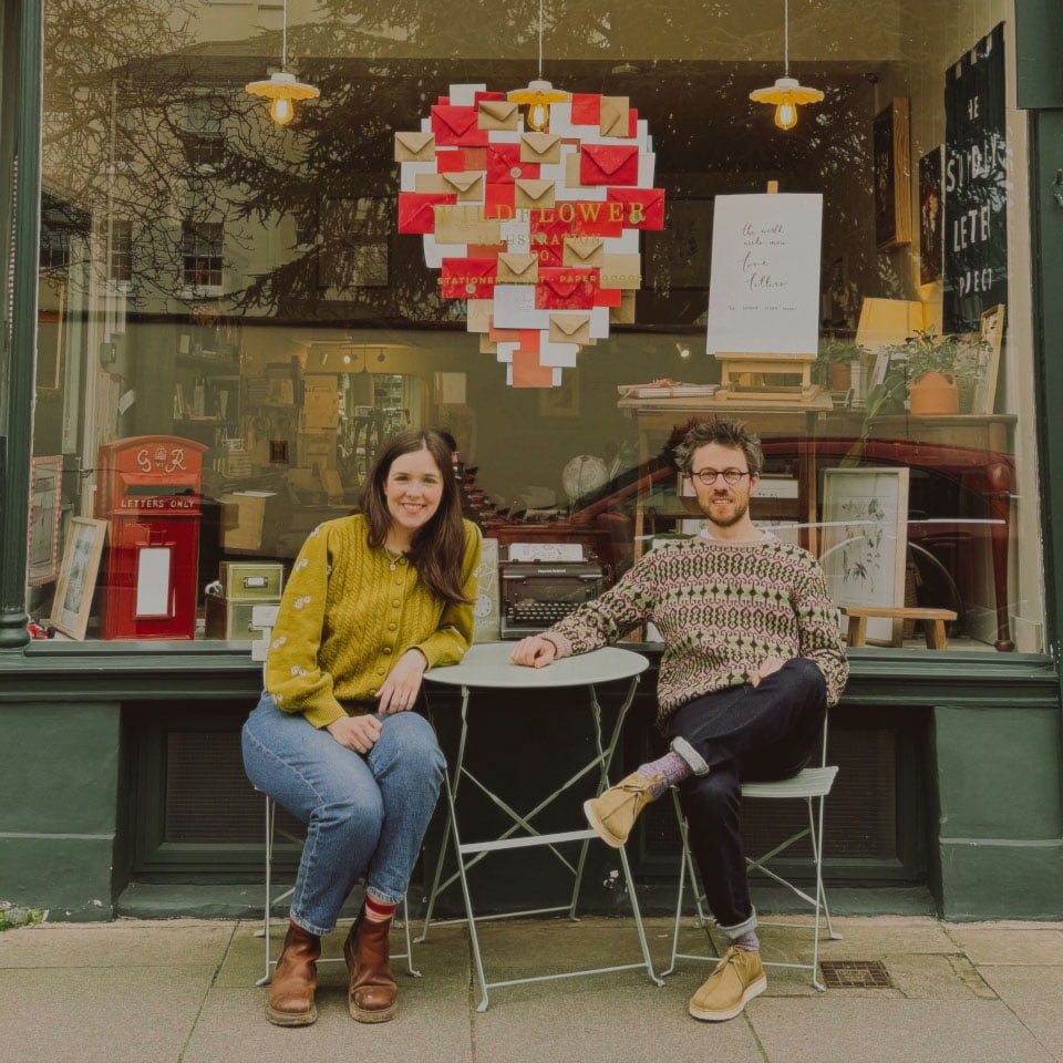 /ja-jp/-/media/stresslesssite/magasin/golden-hour-with-letters-of-intent/rebeccakarl_sitting_960x960px.jpg?cx=0&cy=0&cw=460&ch=460&hash=7D7EE9458451BAB625CD56D570FAE700