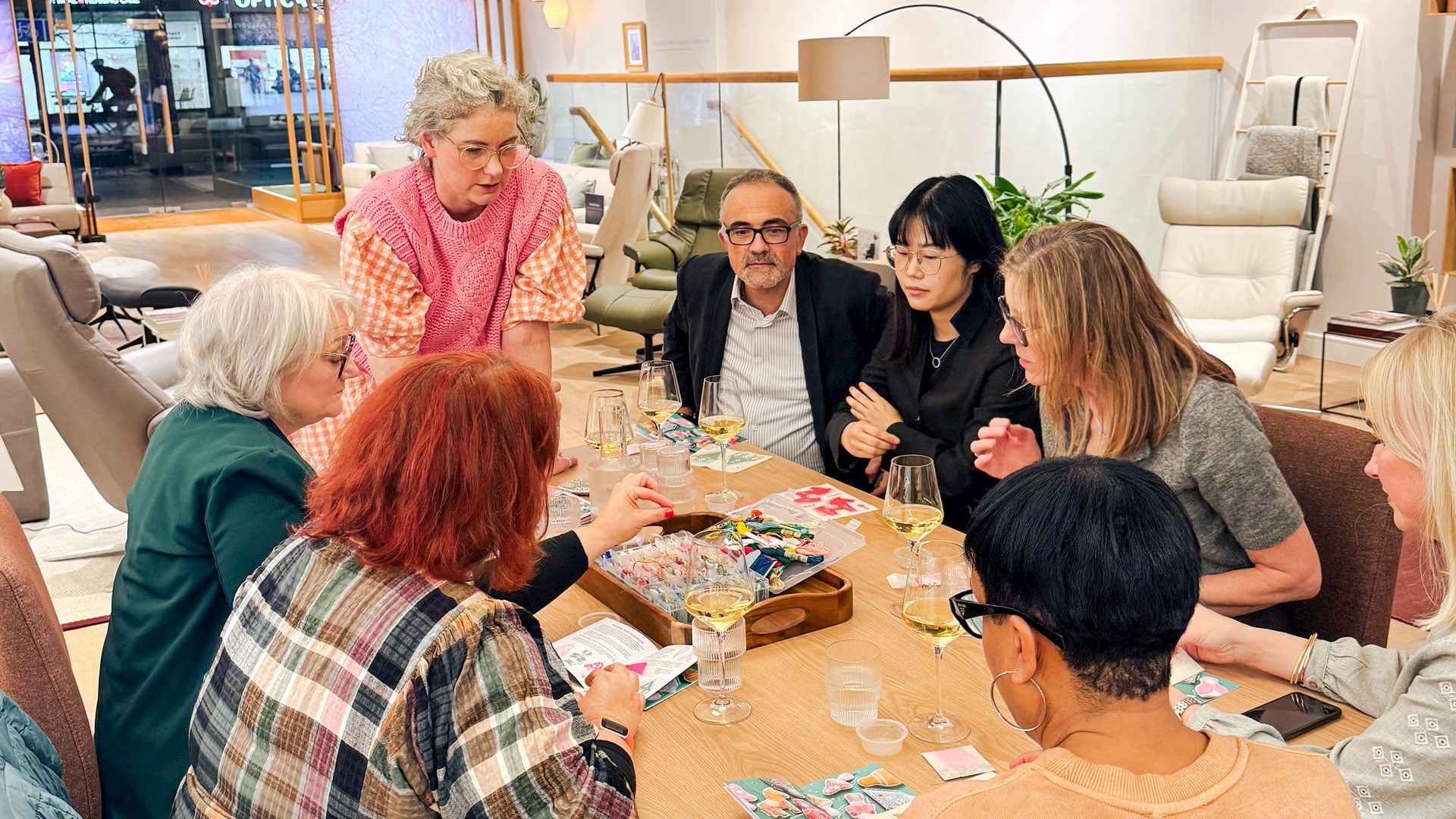 /ja-jp/-/media/stresslesssite/magasin/sewyeah/sewyeah_attendants_1920x1280.jpg?cx=0&cy=0&cw=1920&ch=1080&hash=723DDB3518E61FE5B00873AE5458B228