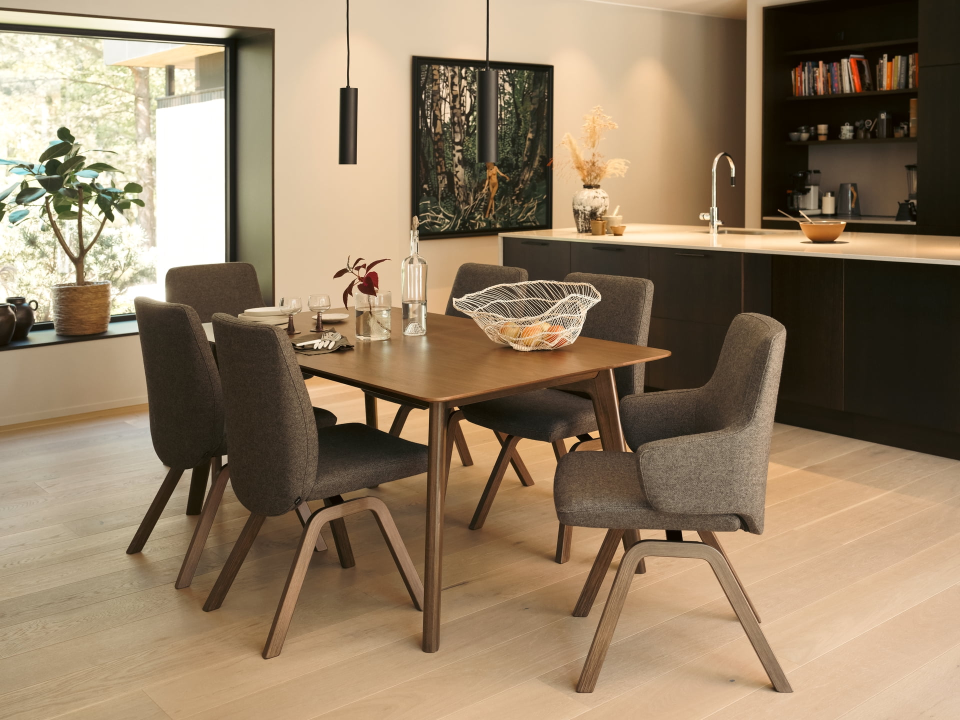 /ja-jp/-/media/stresslesssite/promotions/jp/stressless_vanilla_l_low_arm_d200_peony_mole_walnut_2_gm.jpg?cx=0.45&cy=0.85&cw=1920&ch=1080&hash=701F05981F896A4ACE03D809E25BDE4D