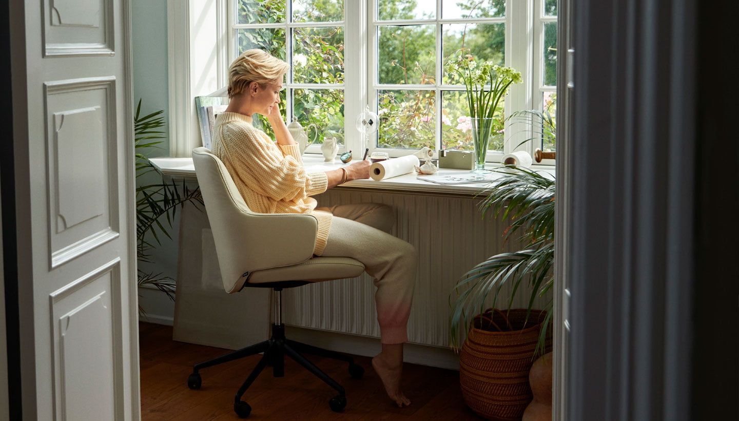 /ko-kr/-/media/stresslesssite/inspiration/homeoffice/common/laurellowarmofficewoman1440x820.jpg