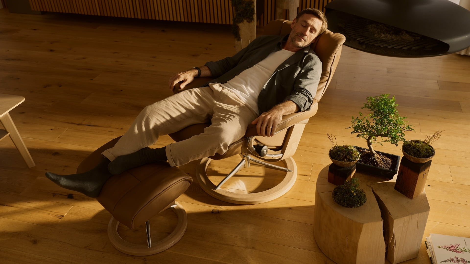 /nb-no/-/media/stressless_mayfair_signature_velaro-dark-caramel_polished-oak_12.jpg?cx=0&cy=0&cw=1920&ch=1080&hash=A78754BD11AF614C2FD40BB935ED3131