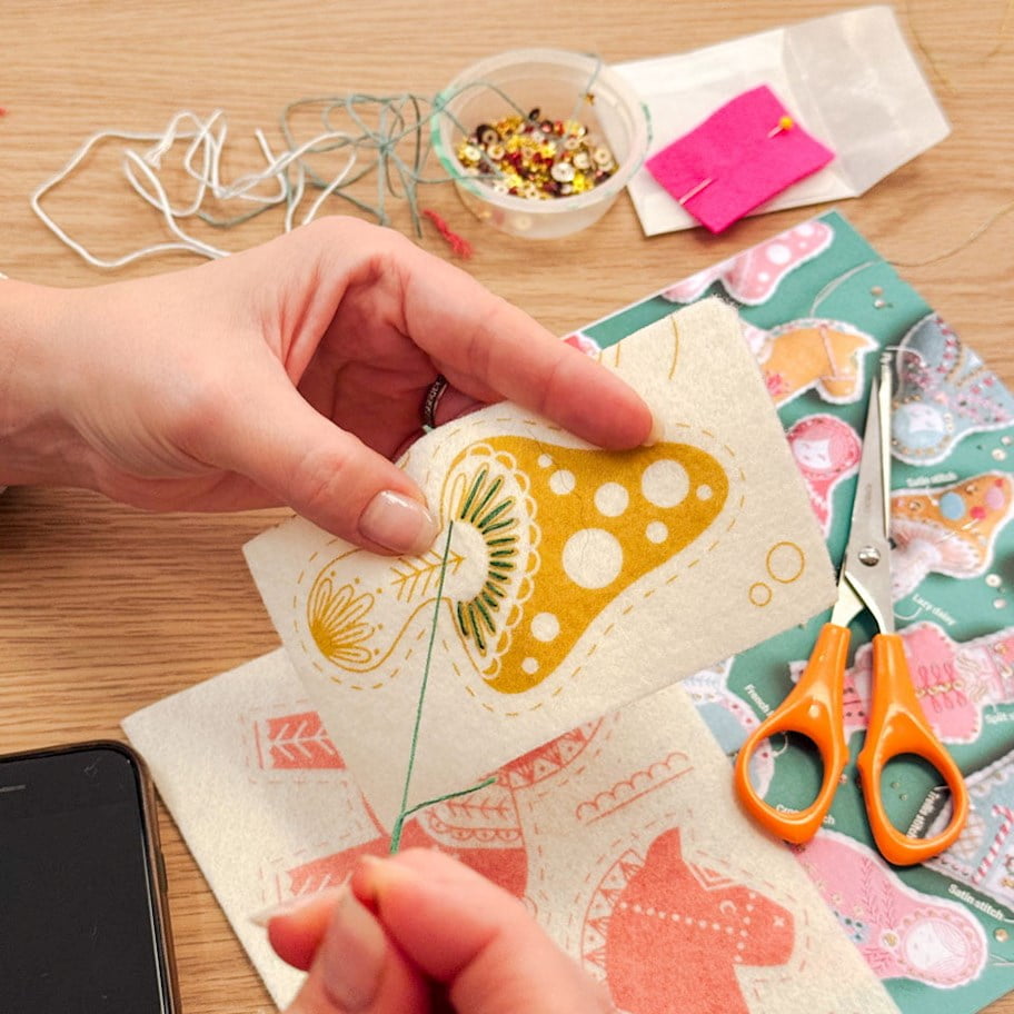/nb-no/-/media/stresslesssite/magasin/sewyeah/sewing_960x960.jpg?cx=0&cy=0&cw=912&ch=912&hash=EBCF4775E407C0E91F2E067D2A4DD455