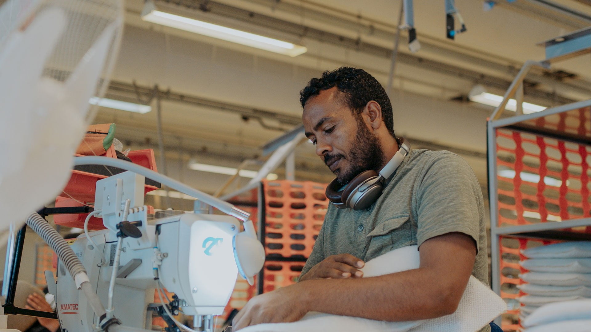 /nb-no/-/media/stresslesssite/magasin/unity-by-diversity-and-inclusion/portrait_man_sewing_color_1920x1280.jpg?cx=0&cy=0&cw=1920&ch=1080&hash=4EFF4C732EC5077B082534126B95A96A