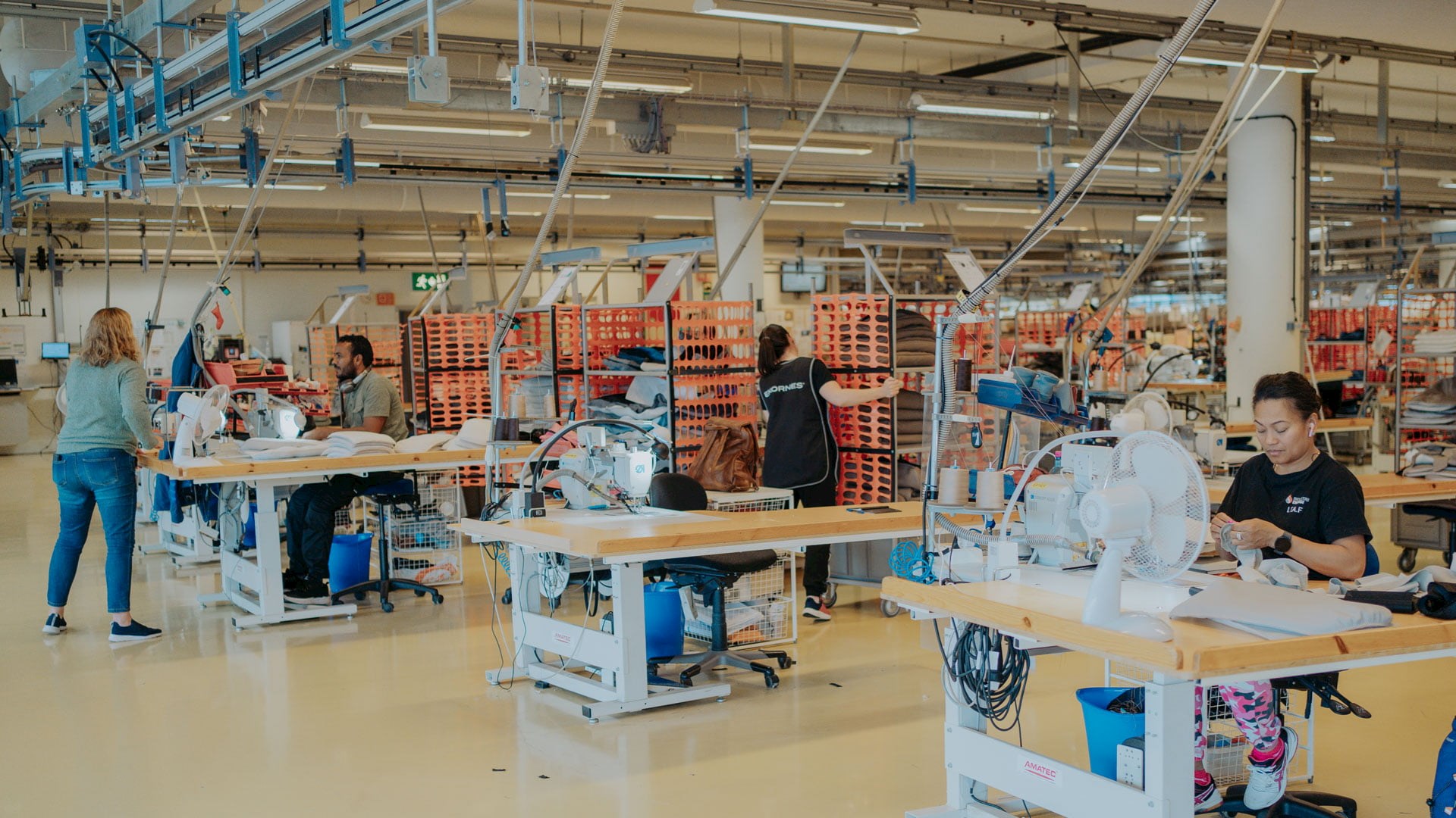 /nb-no/-/media/stresslesssite/magasin/unity-by-diversity-and-inclusion/workspace_sewing_1920x1280.jpg?cx=0&cy=0&cw=1920&ch=1080&hash=1610C355605FAAFB476D80568C4C5136