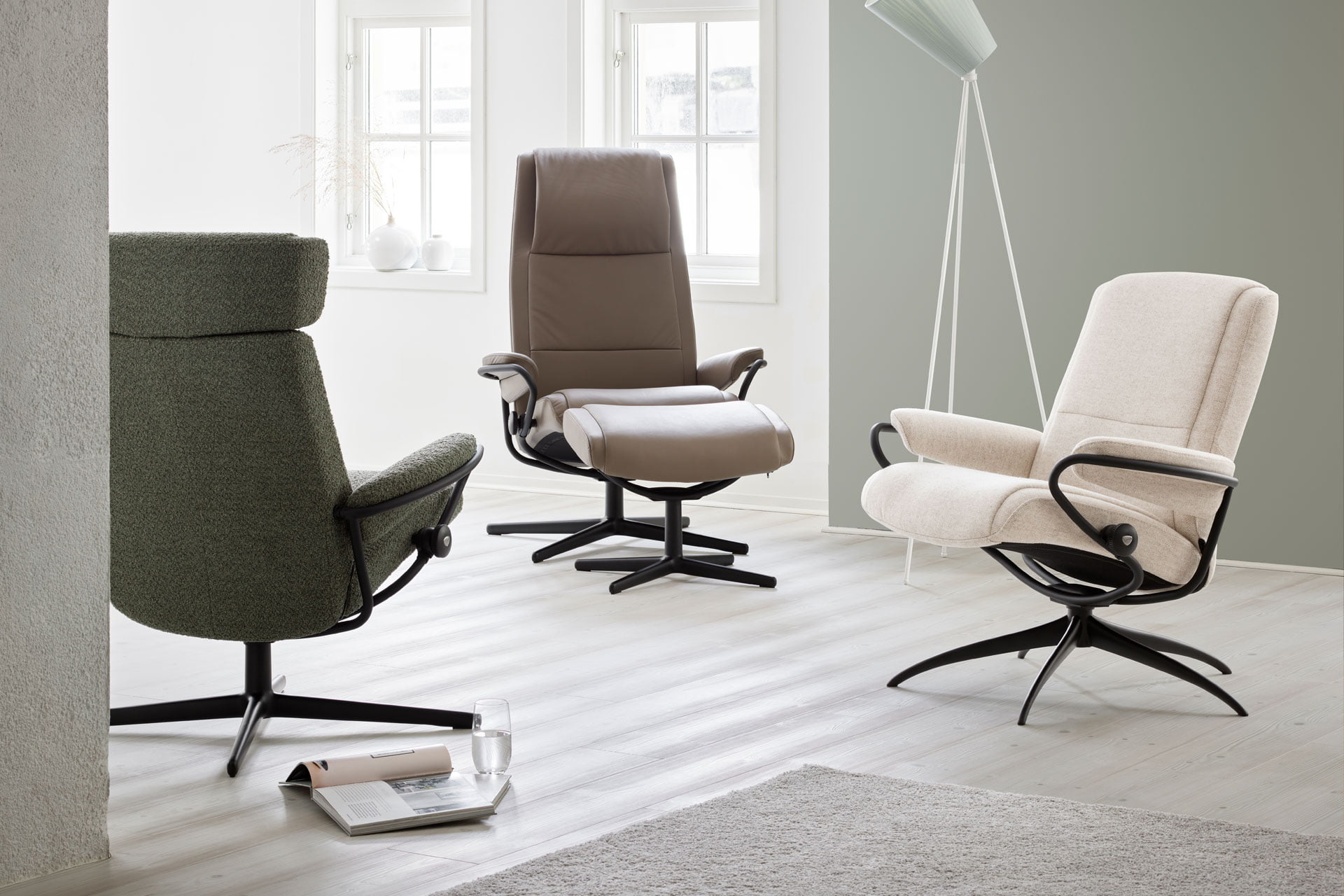 Stressless® Mayfair hvilestol vist med tre ulike understell: Classic, Signature og Cross