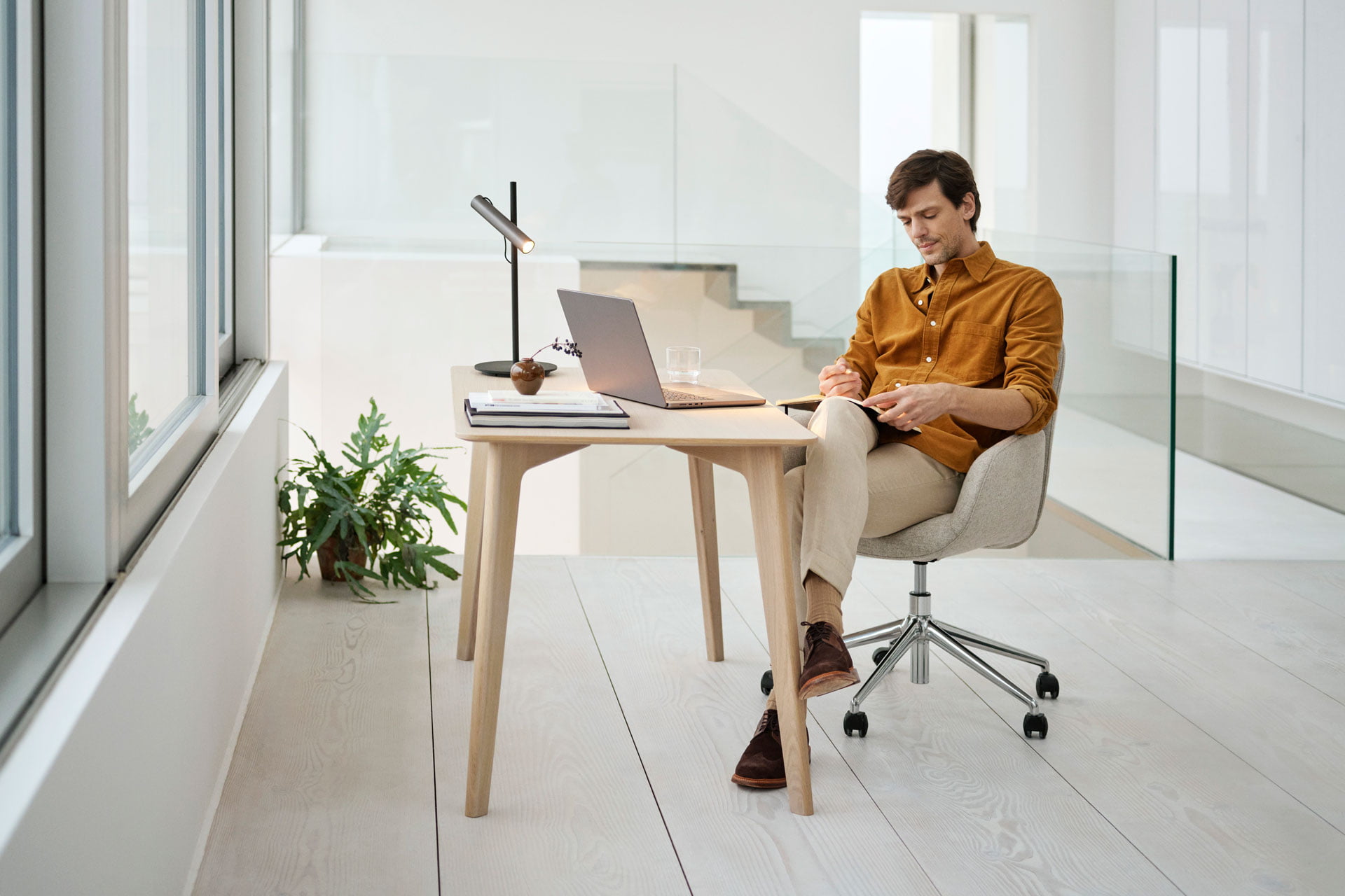 Homem em cadeira de home office Stressless® Bay