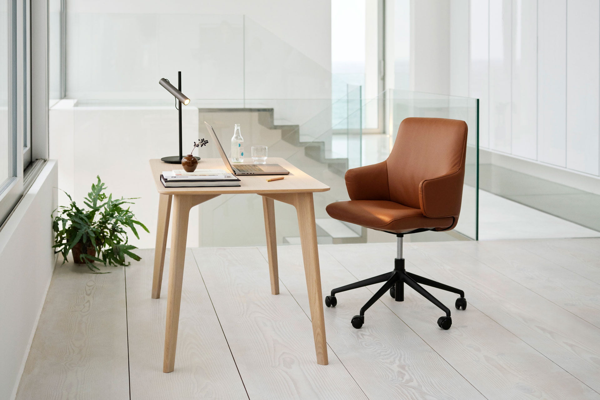 Cadeira de home office Stressless Laurel e mesa Stressless Bordeaux