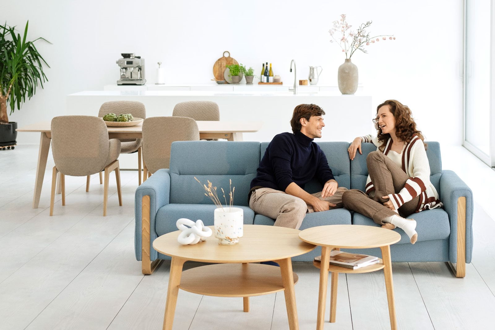 Casal em sofá Stressless Fiona