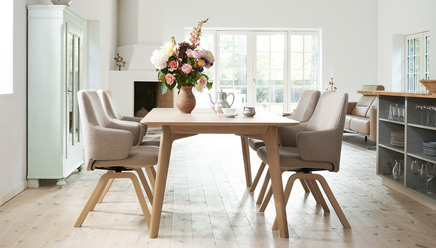 /pt-br/-/media/stresslesssite/inspiration/styles/costalcottage/laurel_diningcottage1440x820.jpg?cx=0.42&cy=0.48&cw=1920&ch=1080&hash=F3857F071DC360F8399FCDFDA5E1114D