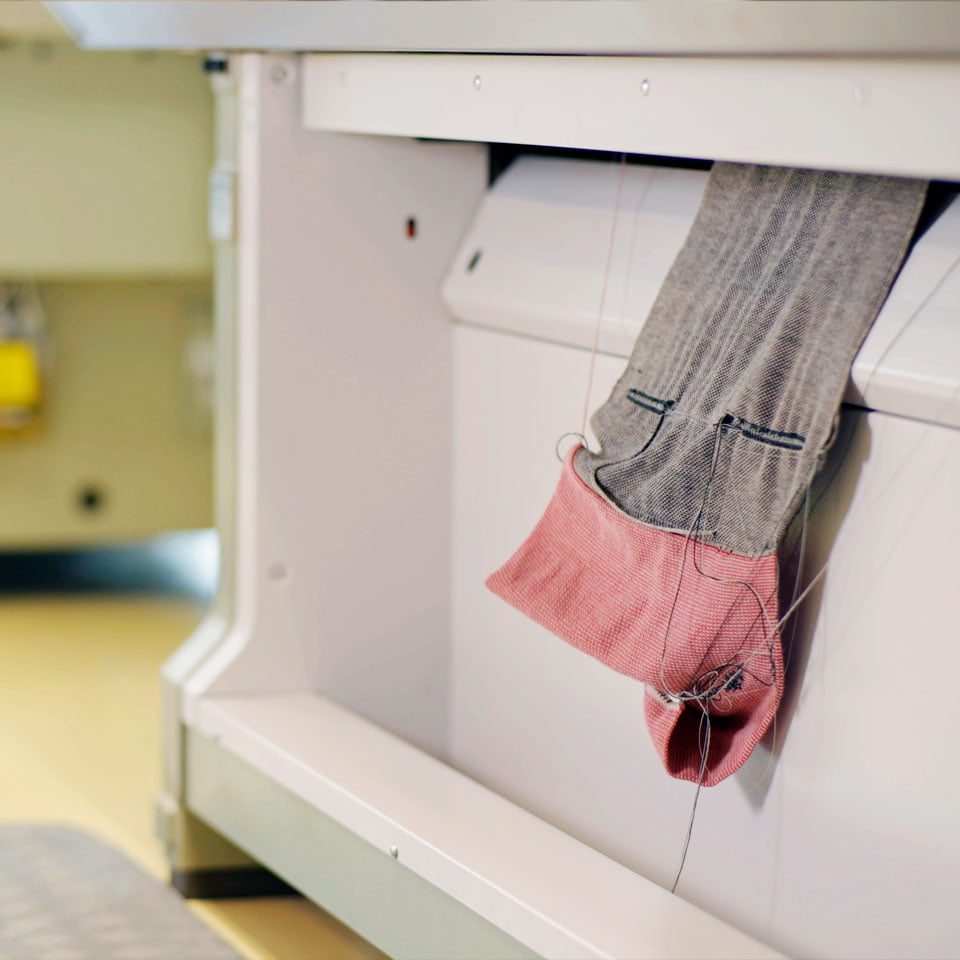 /pt-br/-/media/stresslesssite/products/dining/basil/knittingmachine960x960.jpg?cx=0&cy=0&cw=460&ch=460&hash=EC5536E114DEE59C554245A31C04A11D