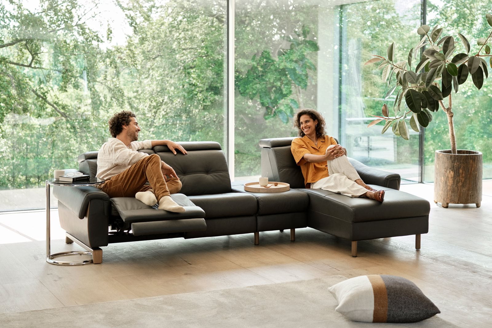 Casal no sofá Stressless Anna