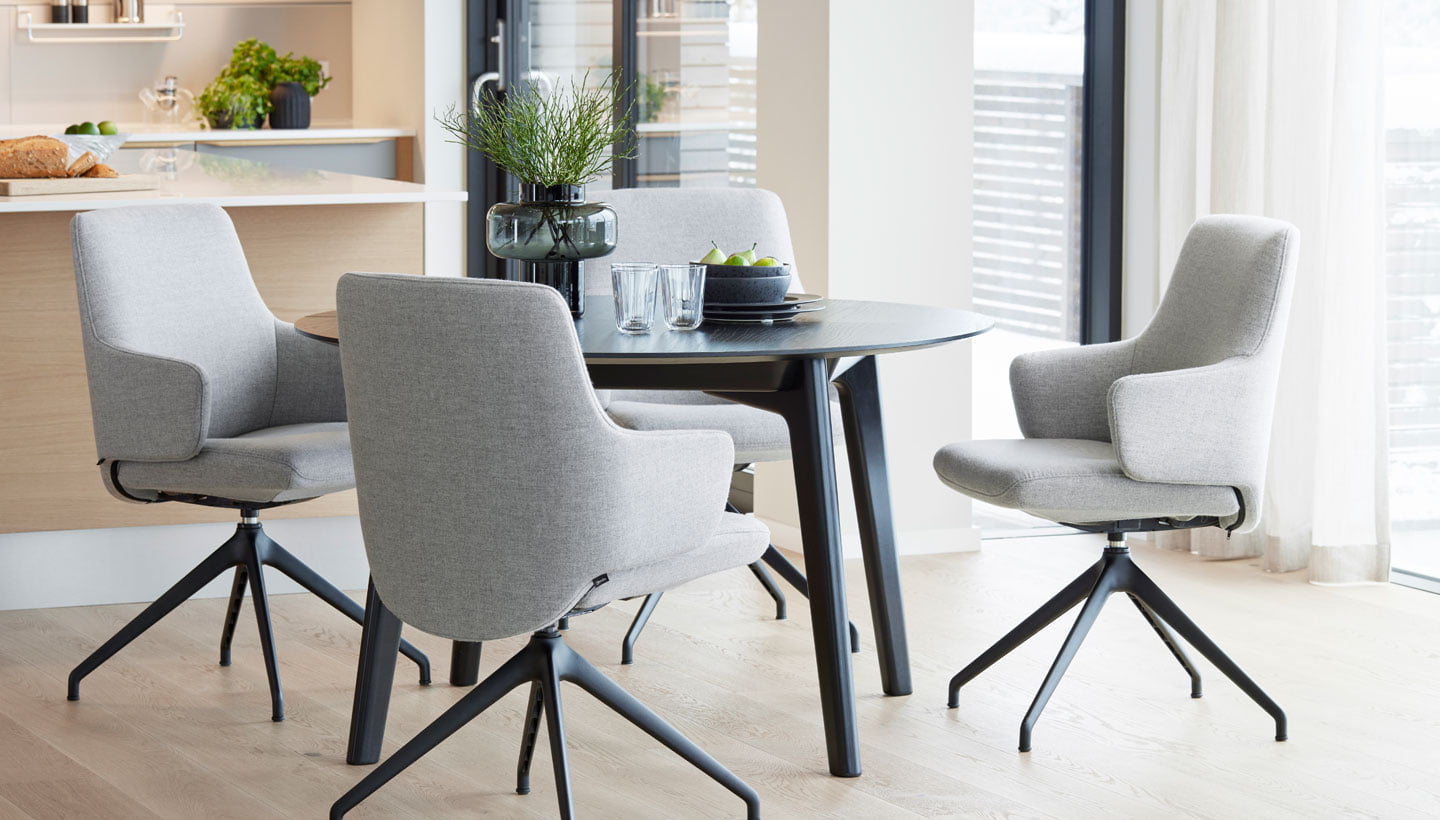 Stressless Laurel D350-fåtölj och runt Bordeaux-matbord
