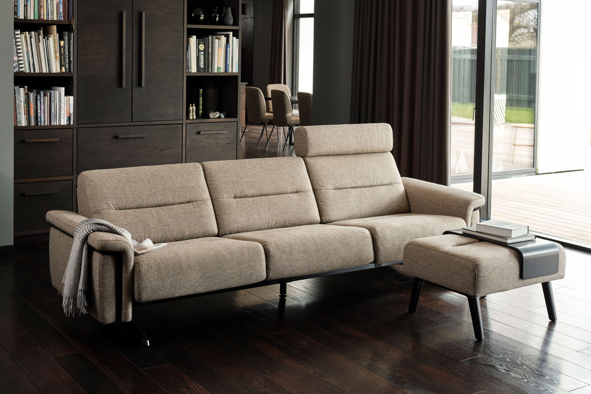 Man som sitter i Stressless® Rome-fåtölj vid en Stella-soffa