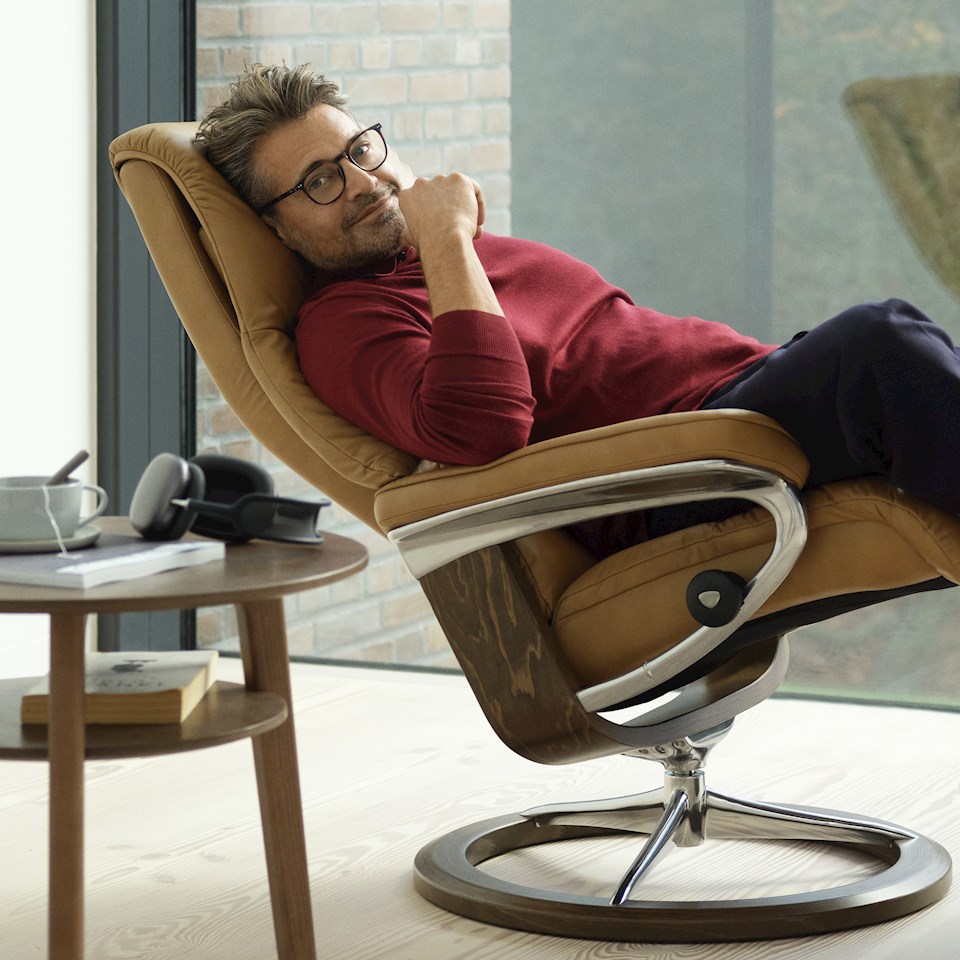 Man sitting in a Stressless® View