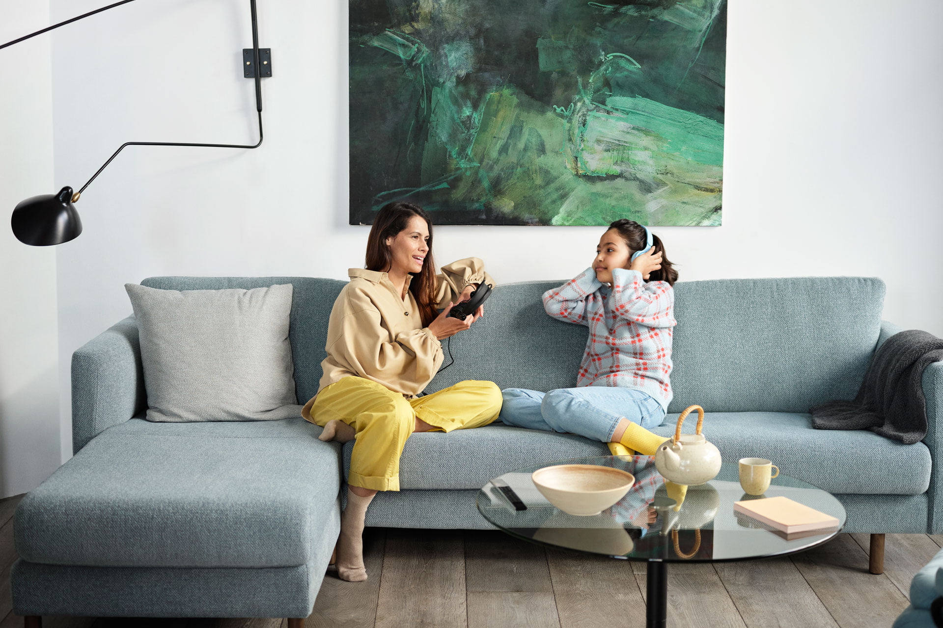 Flickor i en Stressless® Copenhagen-soffa