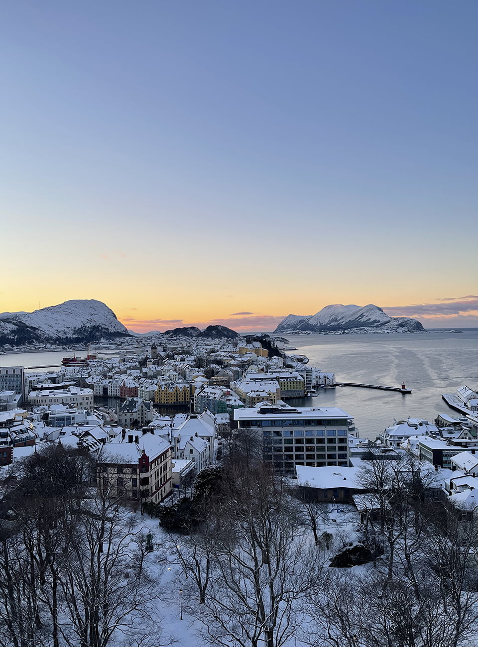 /th-th/-/media/stresslesssite/magasin/me-time/aalesund_960x1300.jpg?cx=0&cy=0&cw=912&ch=912&hash=E566292B6A101AB1444260A958A40886