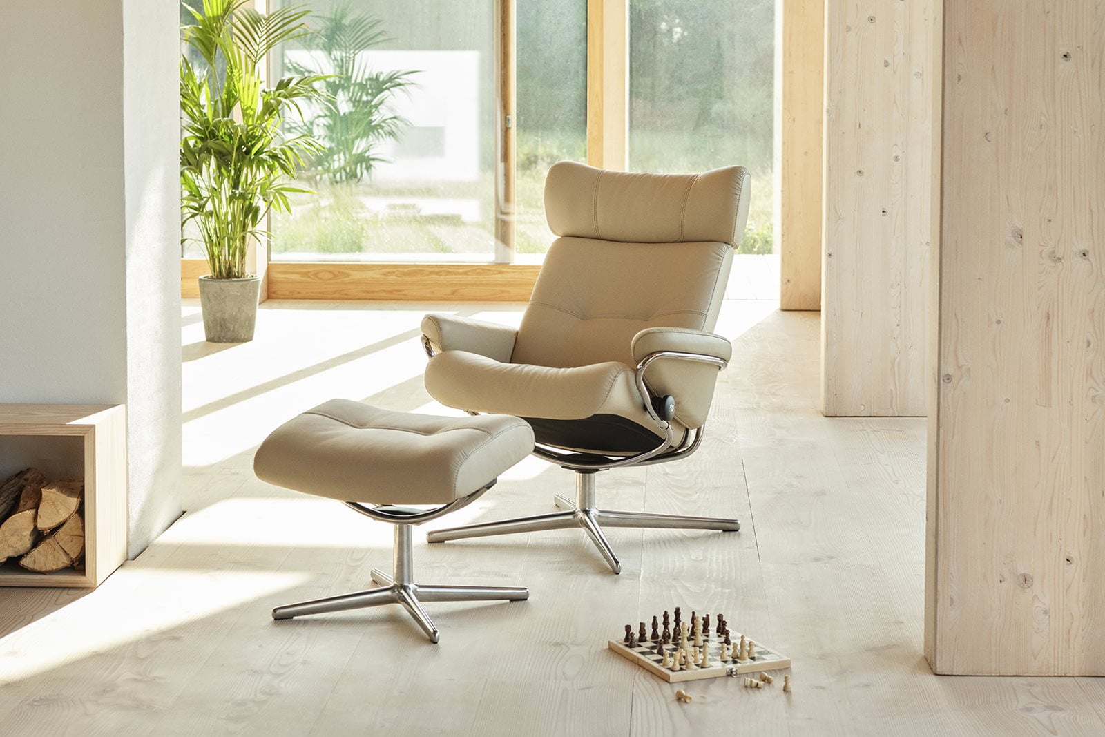 Oturma odasında tabureli bir Stressless TV koltuğu