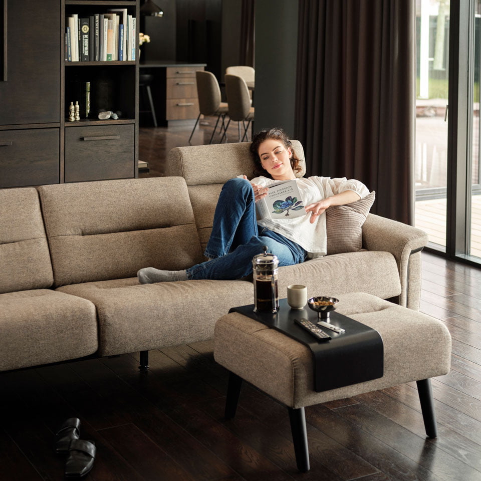 /zh-tw/-/media/stresslesssite/inspiration/styles/modern-noir/stellacloverfunghimodelreading960x960.jpg?cx=0&cy=0&cw=460&ch=460&hash=1AEEB866A2B652CD08468A004623E861