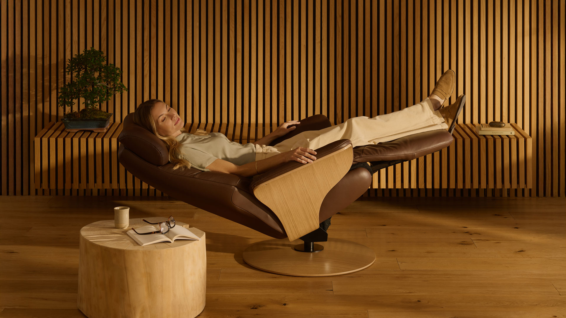 /zh-tw/-/media/stresslesssite/magasin/artofwinter/adam_disk_velarochocolate2_1920x1080.jpg?cx=0.32&cy=0.5&cw=1920&ch=1080&hash=8B135C8F33650BC06F0E98997004DE23