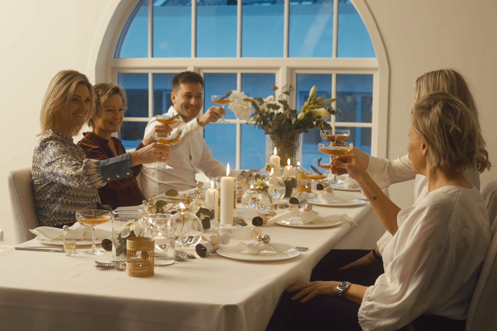 /zh-tw/-/media/stresslesssite/magasin/setthetable/decoration_people_toast1920x1280.jpg?cx=0&cy=0&cw=1920&ch=1080&hash=94872DE2937E14C172563195A6648ED1