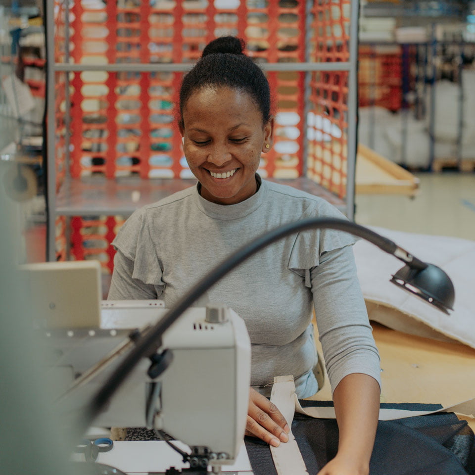 /zh-tw/-/media/stresslesssite/magasin/unity-by-diversity-and-inclusion/portrait_woman_sewing_color_960x960.jpg?cx=0&cy=0&cw=1200&ch=1200&hash=EDC3DF692F0CA65AD9A2B329D08C4023