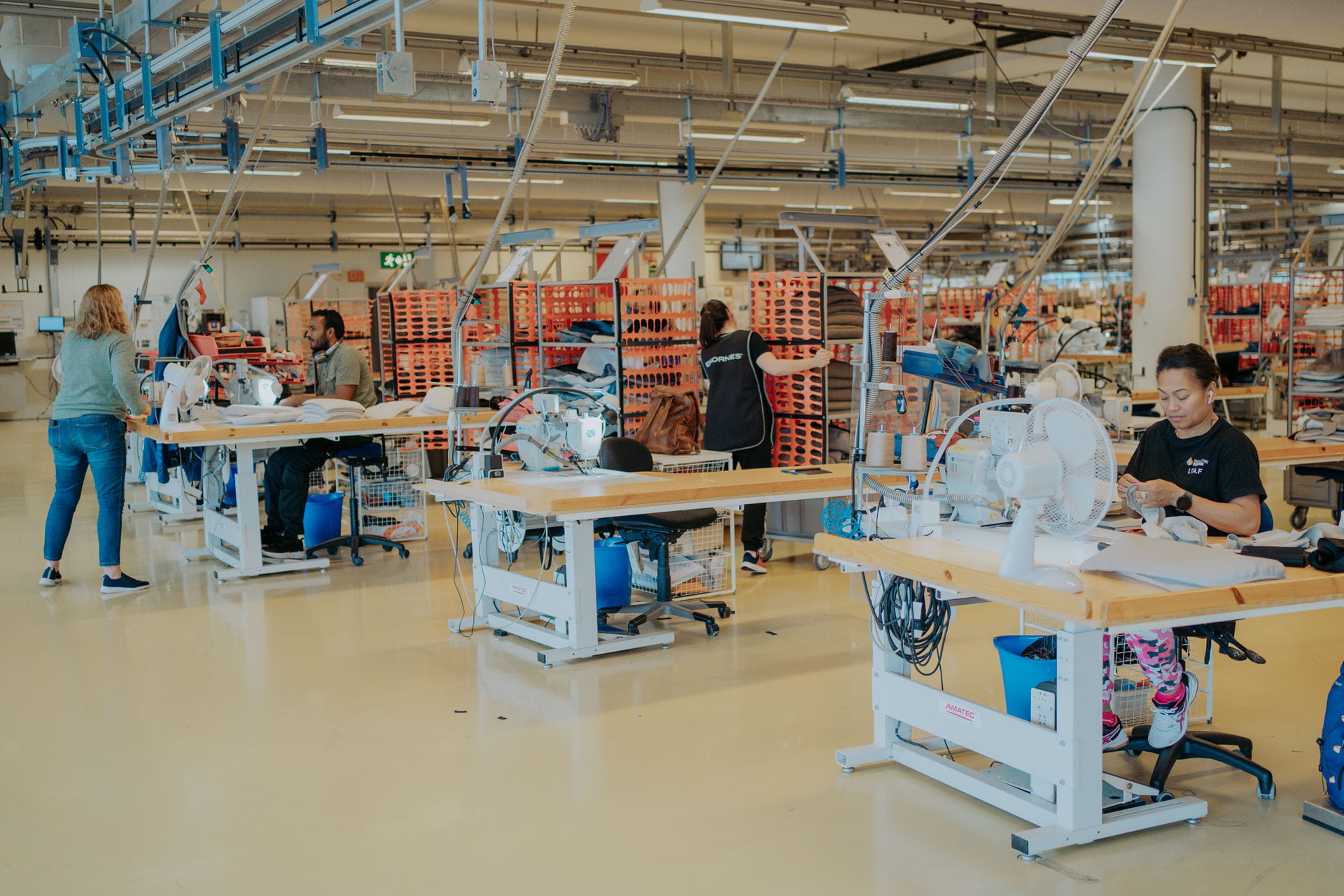 /zh-tw/-/media/stresslesssite/magasin/unity-by-diversity-and-inclusion/workspace_sewing_1920x1280.jpg?cx=0&cy=0&cw=1920&ch=1080&hash=A4E056095CF0F1479C9B9BDF219CC500